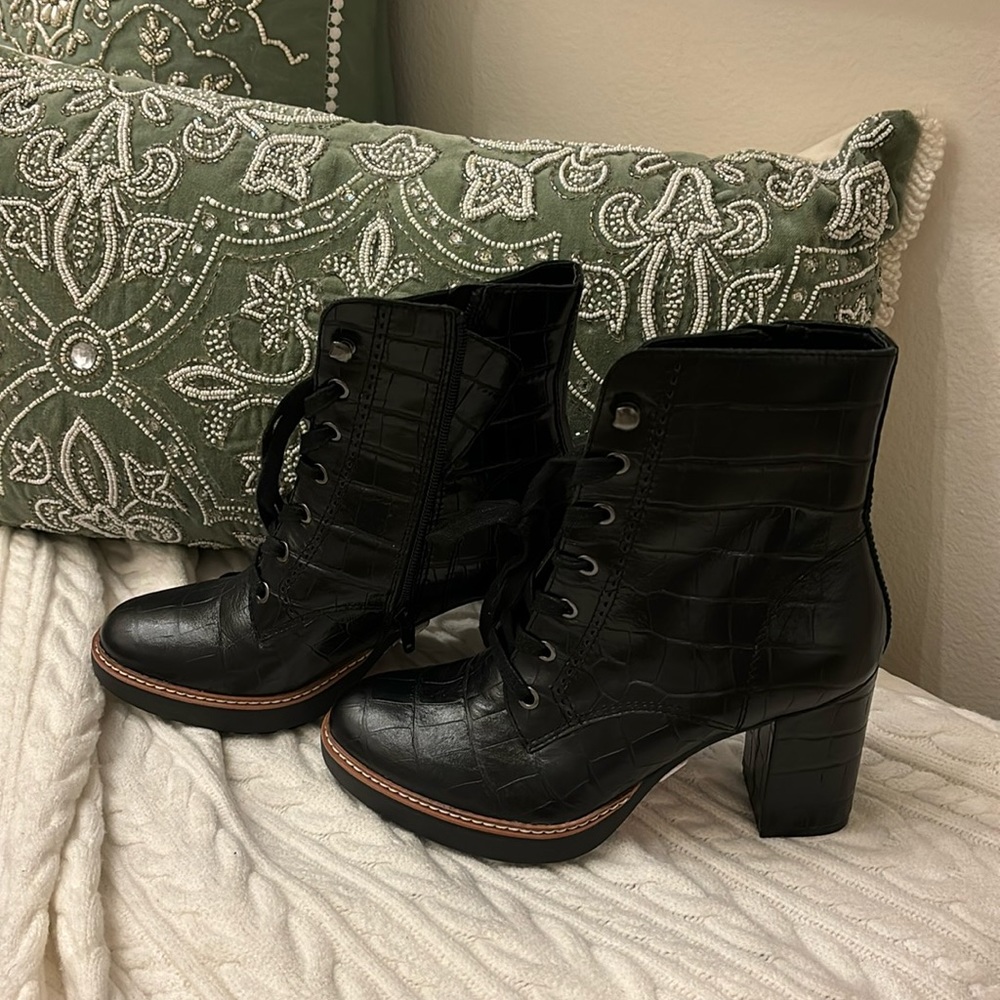 NATURALIZER Croc Boots NWT